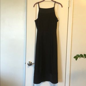 Black thin strapped midi frock w pockets.